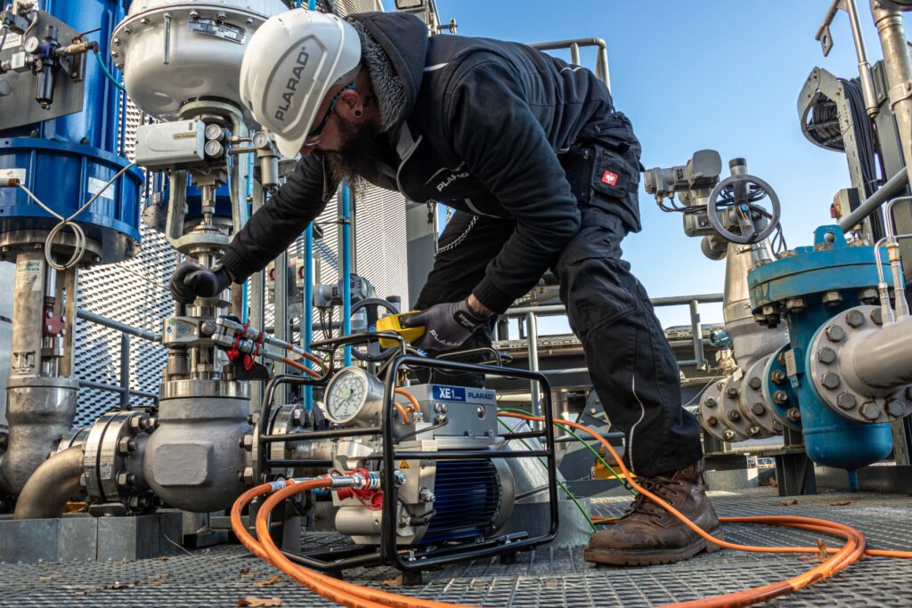 Plarad MX-EC 系列套筒型油壓扭力扳手 Hydraulic torque wrench 現場使用狀態