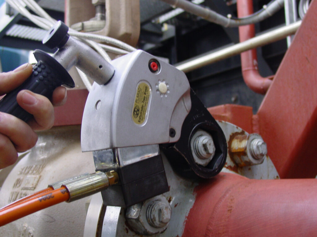 Plarad K系列套筒型油壓扭力扳手 Hydraulic torque wrench 現場使用狀態